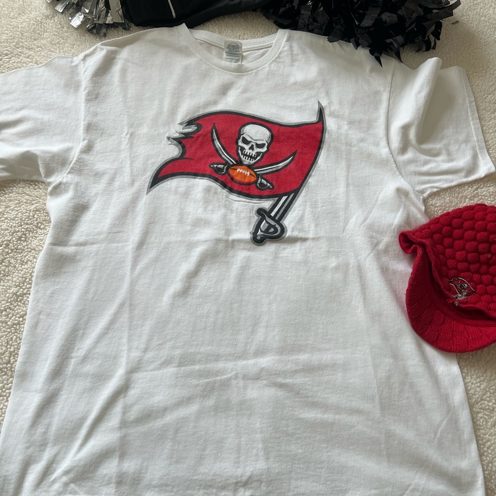 Tampa Bay Buccaneers White T-shirt with logo SZ XL